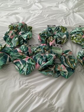 Lot Of 7 The Spring Shop Floral Green & Pink Satin Scrunchie Hairbows Pony Tail